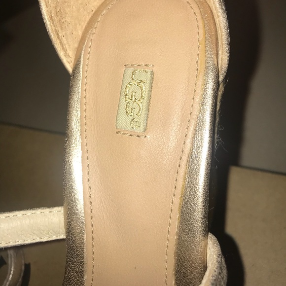 Sz 7.5 UGG gold wedge sandles - Picture 6 of 8